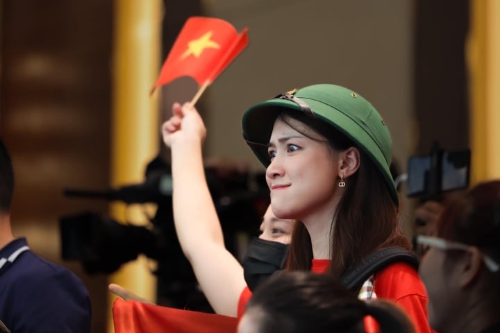 Hòa Minzy đội mũ cối cổ vũ tại SEA Games 32 gây sốt với khán giả quốc tế - Ảnh 3.