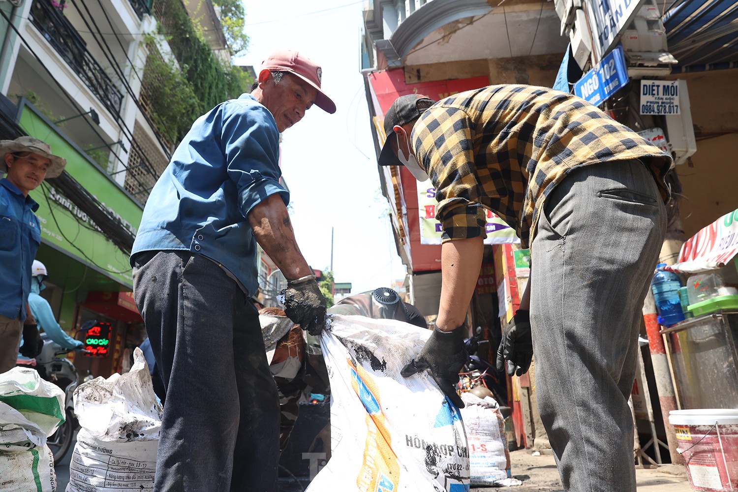 Hà Nội: Người lao động quay quắt dưới nắng nóng như ‘đổ lửa’ - Ảnh 6.