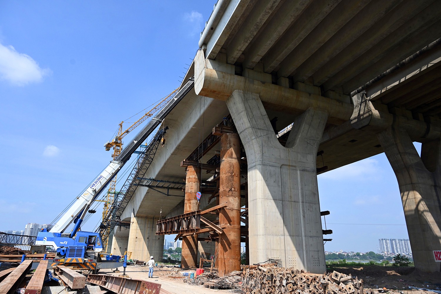 Hà Nội: Người lao động quay quắt dưới nắng nóng như ‘đổ lửa’ - Ảnh 12.