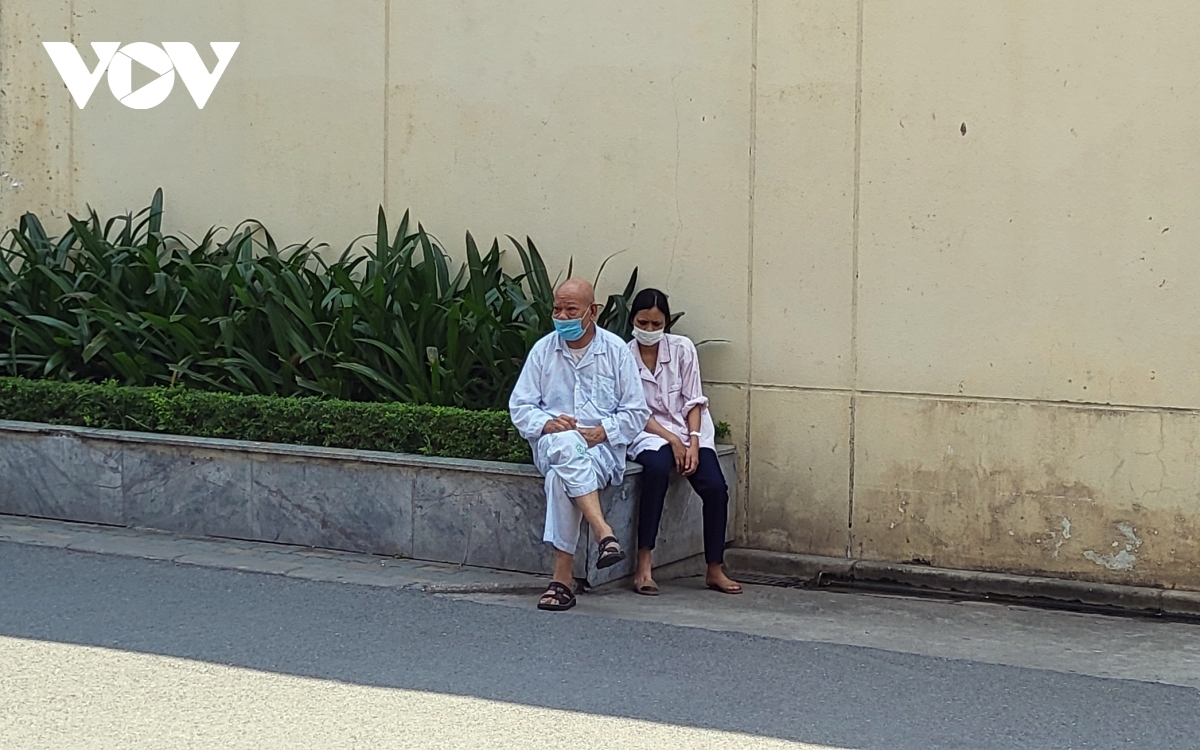 Người bệnh, người nhà mệt mỏi chờ khám dưới cái nắng hơn 40 độ C ở Hà Nội - Ảnh 7.