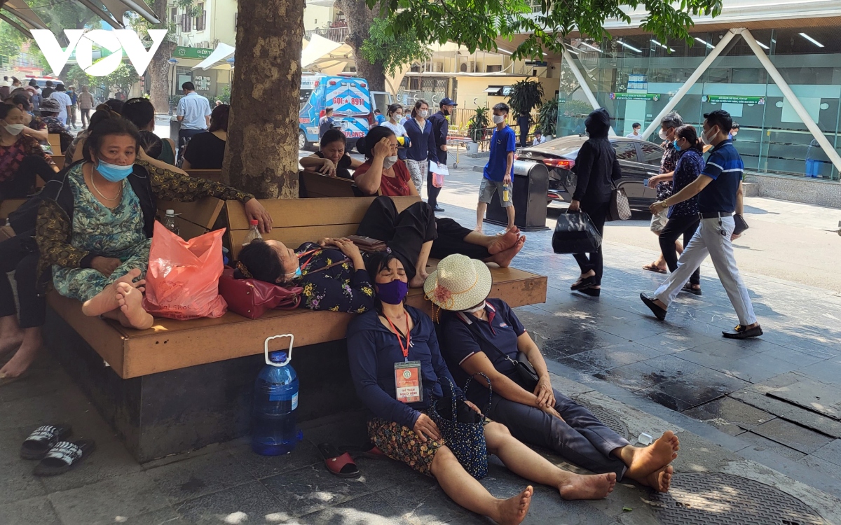 Người bệnh, người nhà mệt mỏi chờ khám dưới cái nắng hơn 40 độ C ở Hà Nội - Ảnh 9.