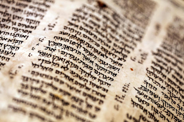 Kinh thánh tiếng Do Thái cổ nhất thế giới được bán với giá 38,1 triệu USD - Ảnh 1.