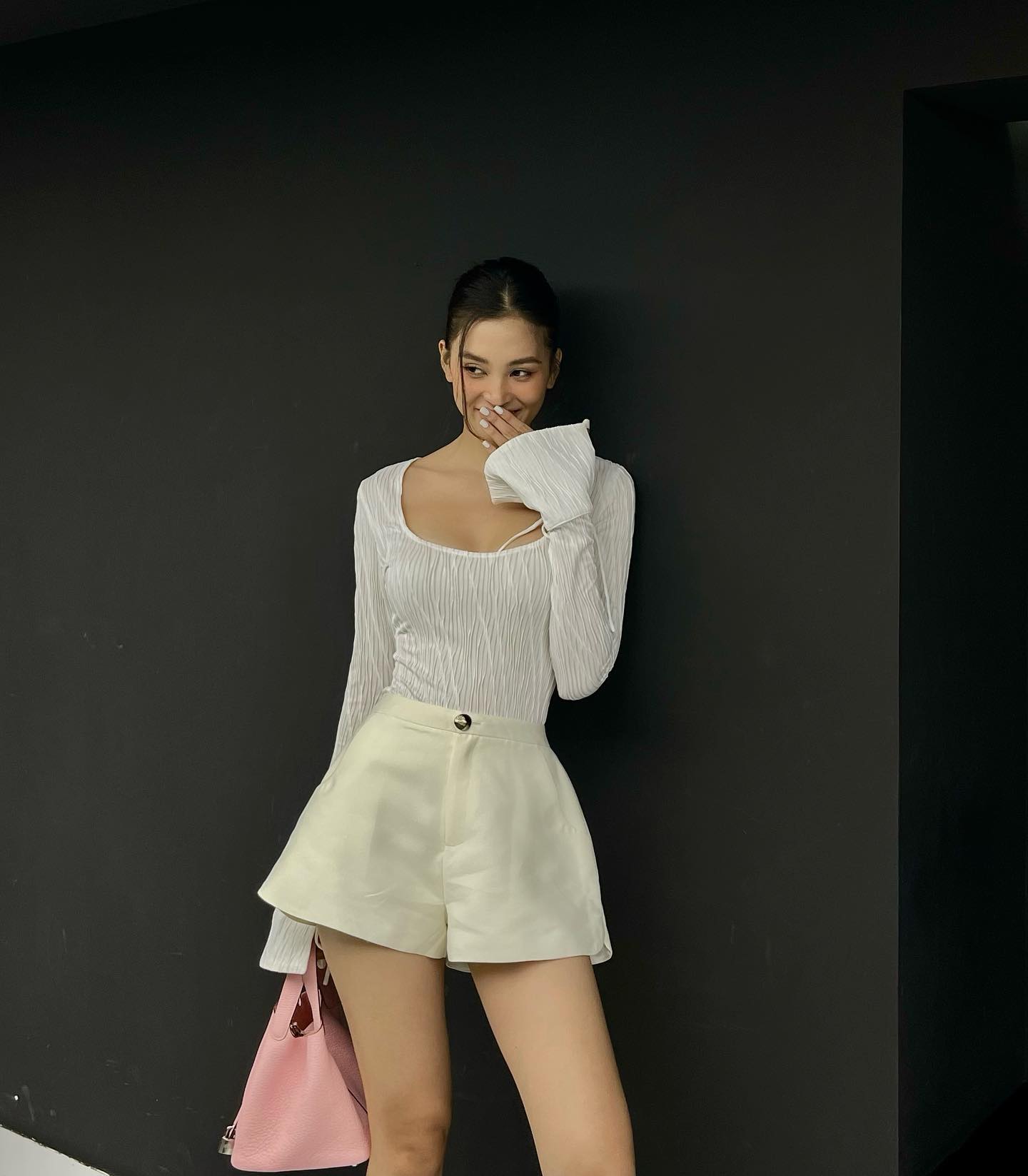 Hoa hậu Tiểu Vy thăng hạng phong cách nhờ chăm diện đồ tối giản - Ảnh 8.
