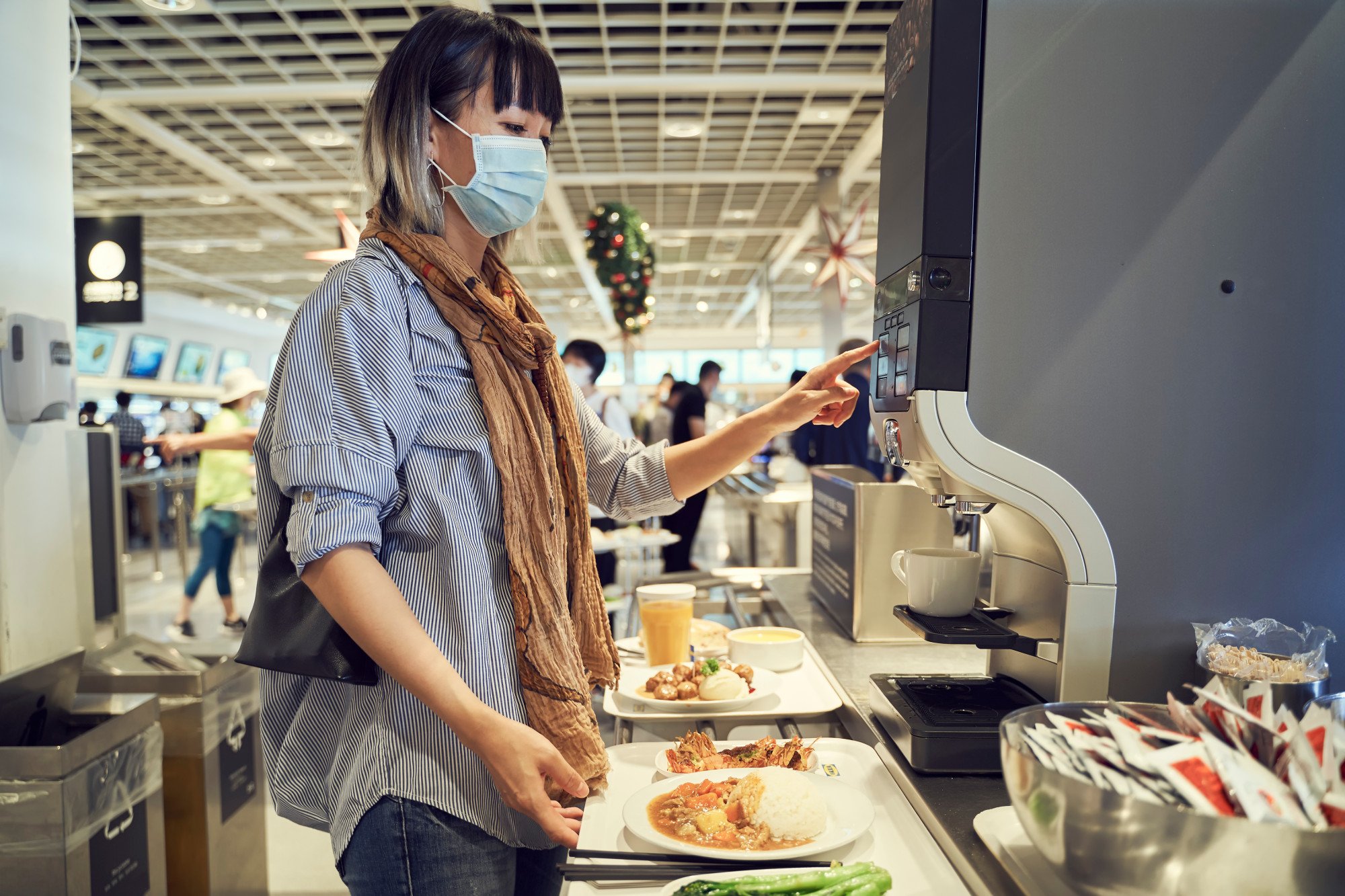 Thấy khách liên tục quay lại ăn, nhà hàng buffet lập tức vạch trần hành vi phản cảm của cô gái qua camera - Ảnh 3.