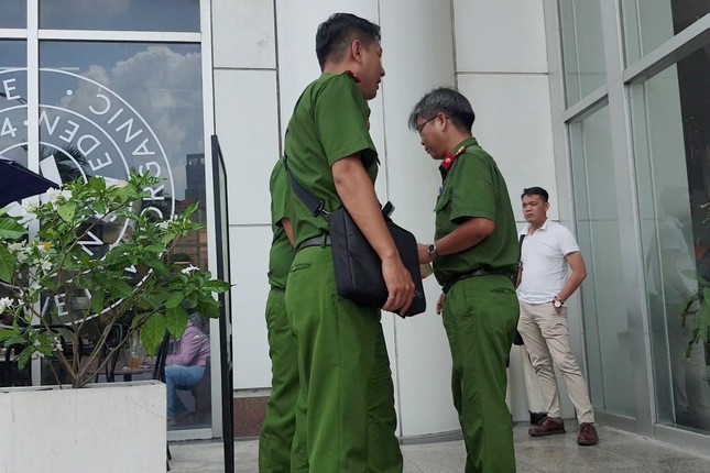 Công an kiểm tra công ty tài chính ở trung tâm TPHCM - Ảnh 1.