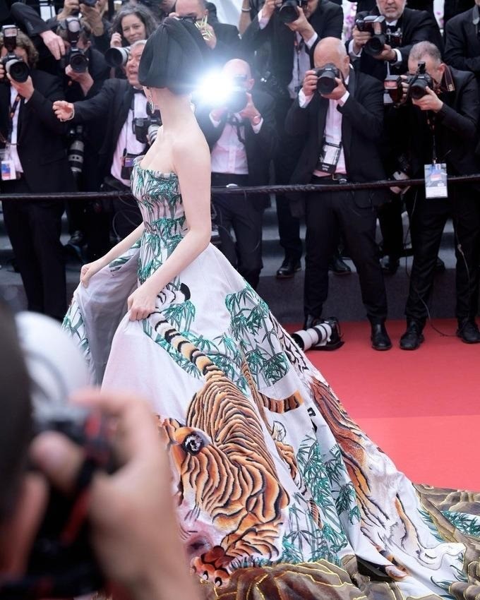 Phạm Băng Băng diện đầm xuyên thấu tại Cannes - Ảnh 9.