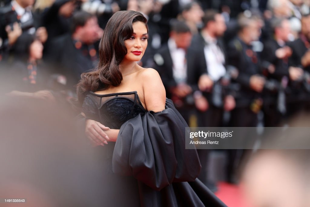 Hoa hậu Hoàn vũ khoe lưng trần ở Cannes sau khi kết hôn bí mật - Ảnh 4.