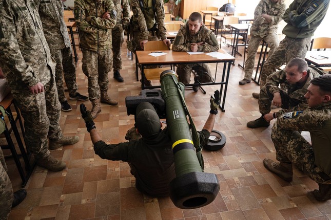 Lầu Năm Góc tính giá vũ khí viện trợ cho Ukraine đắt hơn 3 tỷ USD - Ảnh 1.