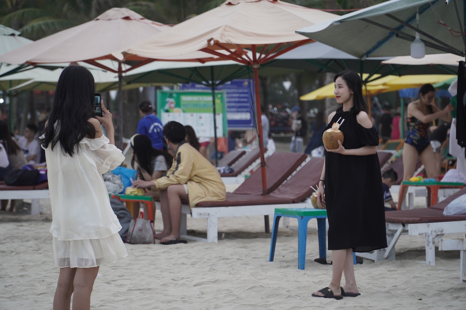 Biển Đà Nẵng đông nghịt, du khách hào hứng check-in, nhảy sóng - Ảnh 7.
