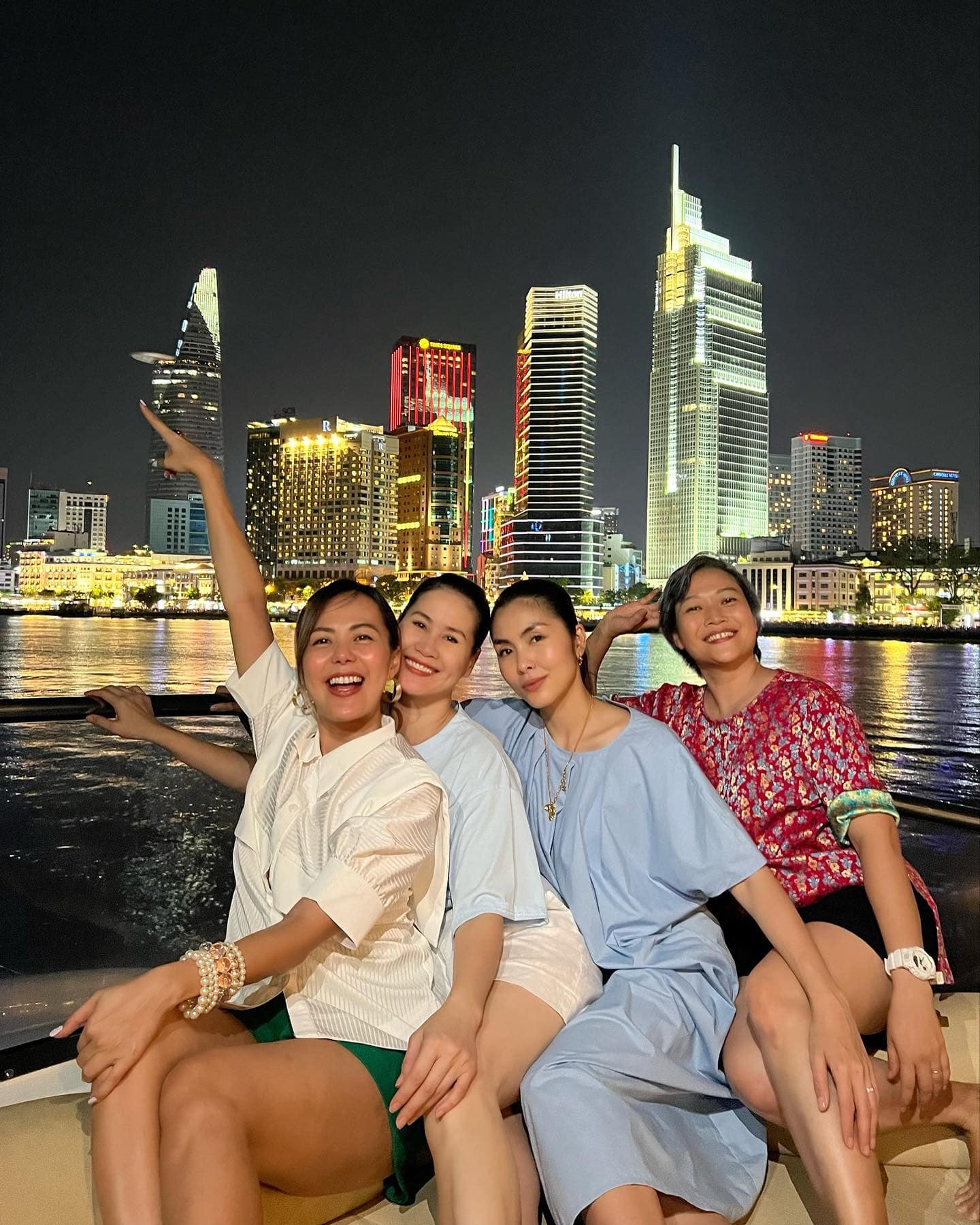 Thêm một khung hình Tăng Thanh Hà chiếm trọn 'spotlight' bất chấp camera thường, ăn mặc lại cực đơn giản - Ảnh 2.