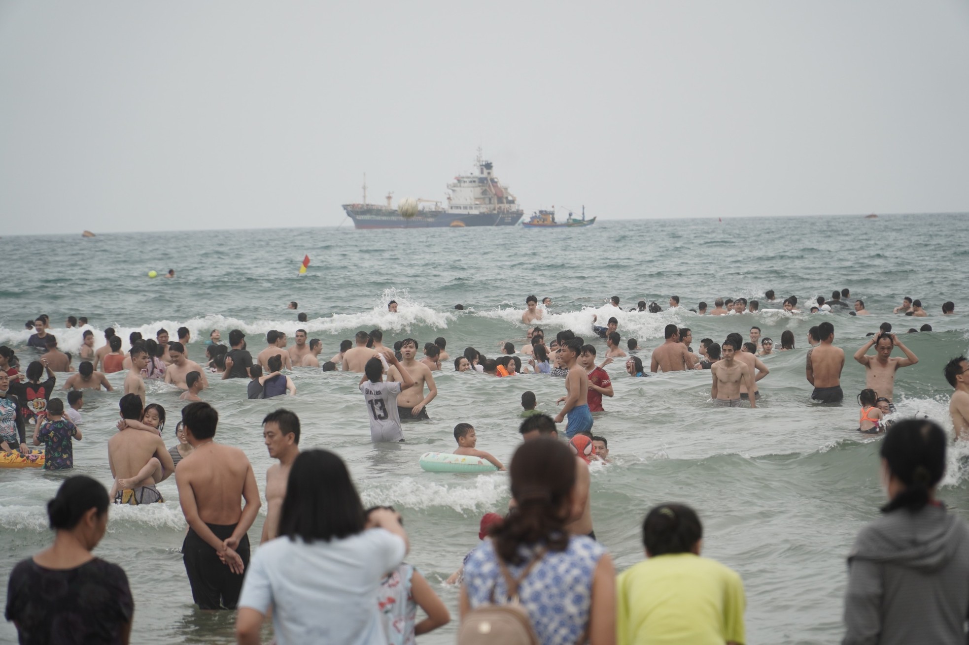 Biển Đà Nẵng đông nghịt, du khách hào hứng check-in, nhảy sóng - Ảnh 5.