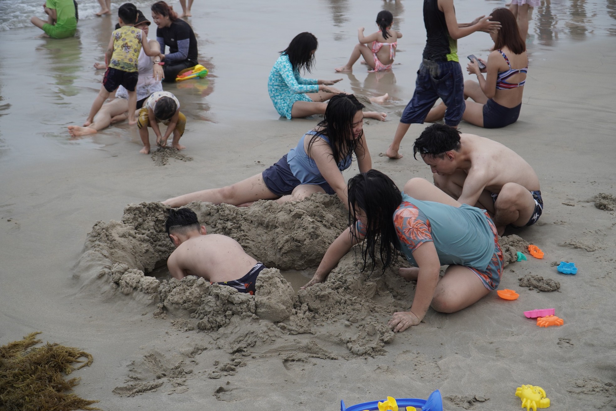 Biển Đà Nẵng đông nghịt, du khách hào hứng check-in, nhảy sóng - Ảnh 6.