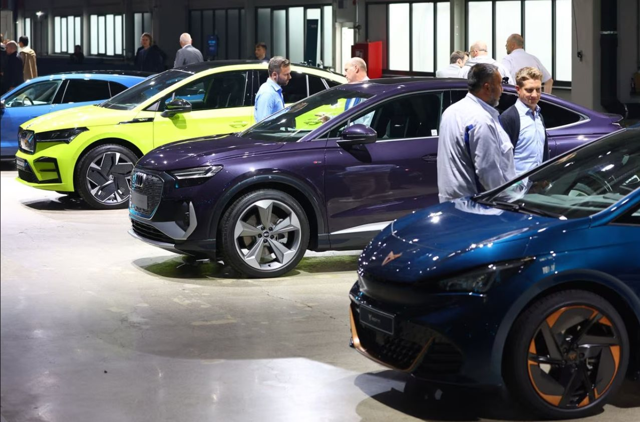 Thị trường hàng đầu của các nhà sản xuất ô tô: Người Mỹ ngày càng nói &quot;không&quot; với xe điện - Ảnh 2.