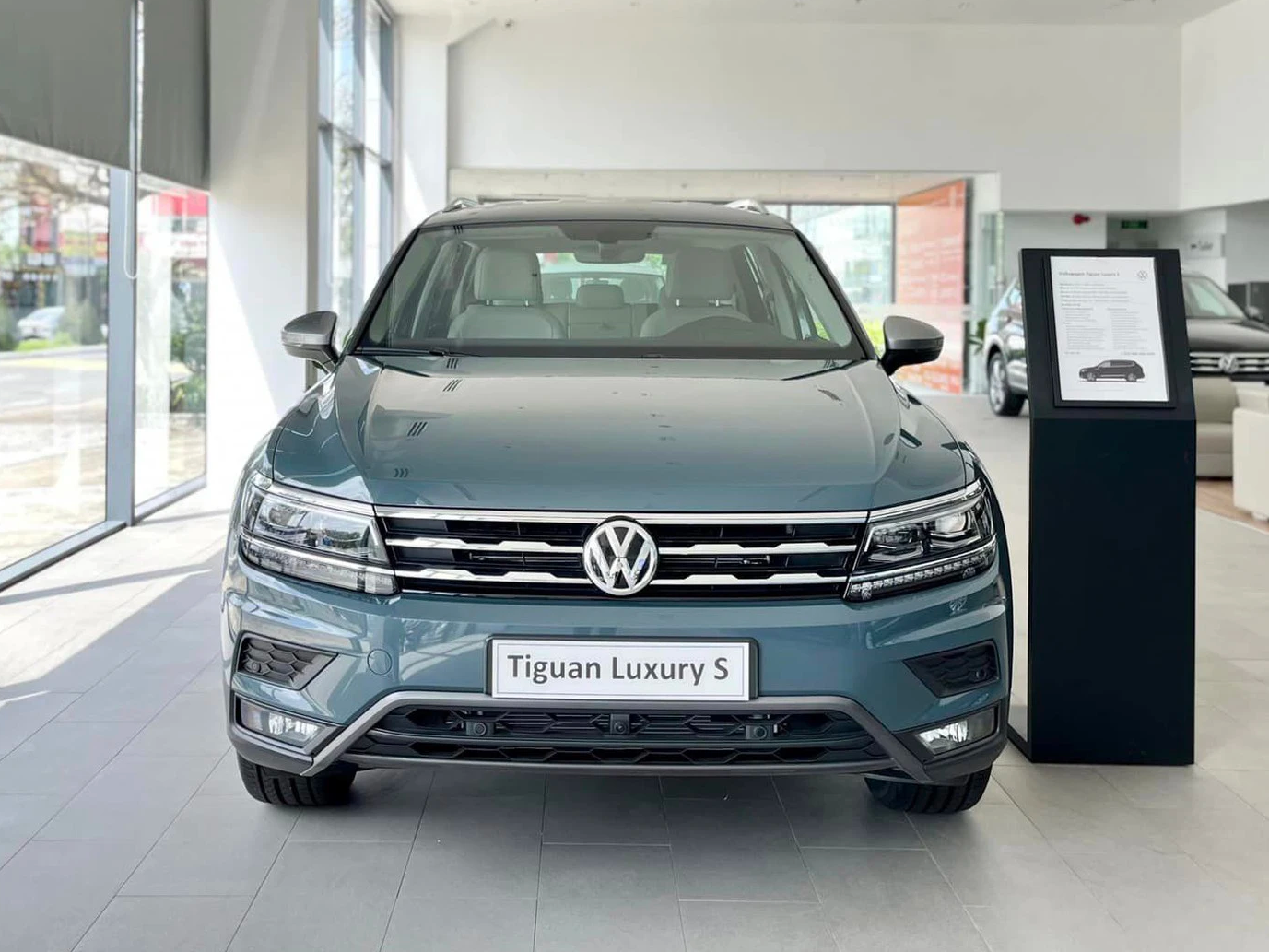 VW Tiguan Allspace liên tục xả hàng, giảm giá kỷ lục hơn 300 triệu đồng: Full option chỉ hơn 1,6 tỷ, ngang Sorento - Ảnh 2.
