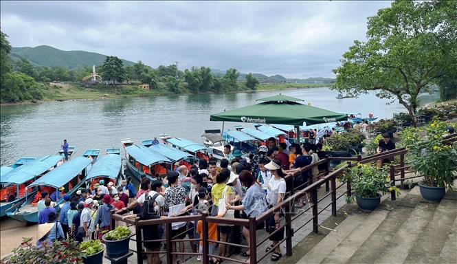 Phong Nha - Kẻ Bàng thu hút đông du khách dịp nghỉ lễ 30/4 - 1/5 - Ảnh 1.