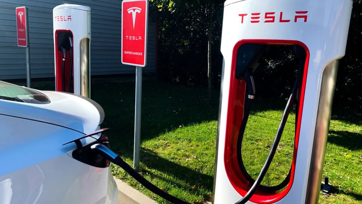 Tesla không ‘hào phóng’, Vinfast không ‘keo kiệt’: Câu chuyện chia sẻ trạm sạc của các đối thủ ngành xe điện - Ảnh 2.