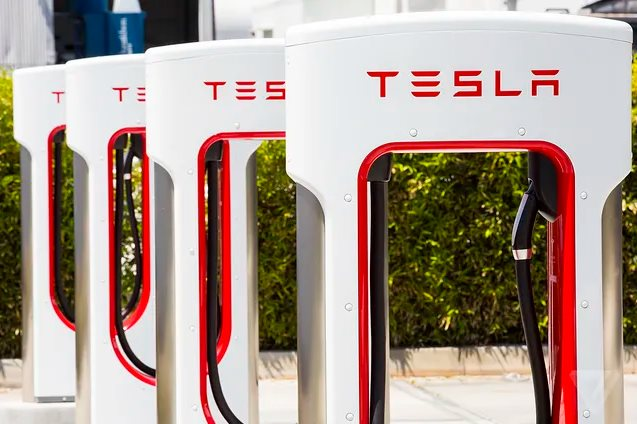 Tesla không ‘hào phóng’, Vinfast không ‘keo kiệt’: Câu chuyện chia sẻ trạm sạc của các đối thủ ngành xe điện - Ảnh 3.