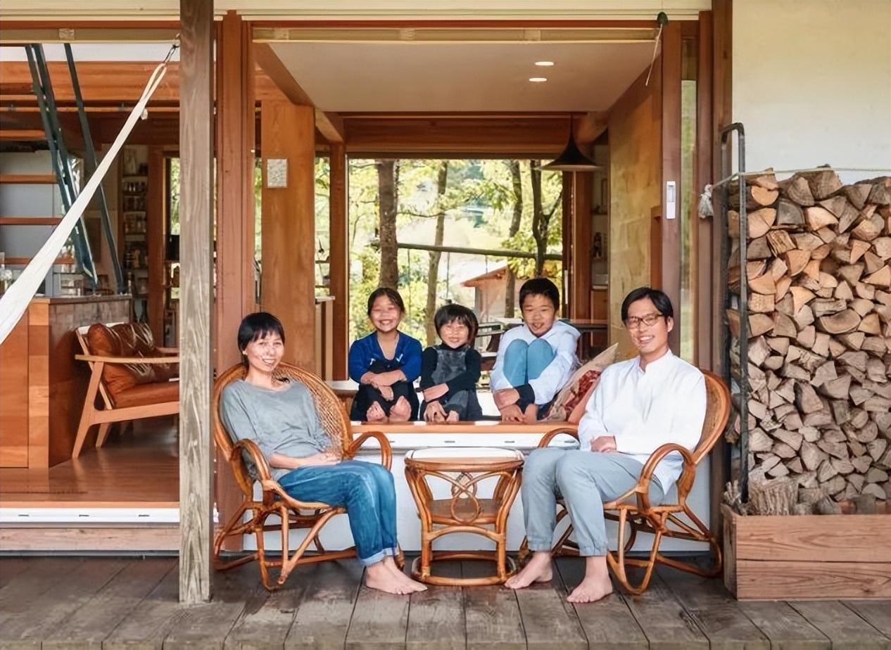 Tự sự của gia đình 5 người sống trên núi 10 năm: Quyết mua mảnh đất hoang giá 297 triệu đồng vì muốn có một ngôi nhà thoải mái cho con, cuộc sống trong ngôi nhà gỗ là 'thiên đường riêng' mà ai cũng ước mơ - Ảnh 2.