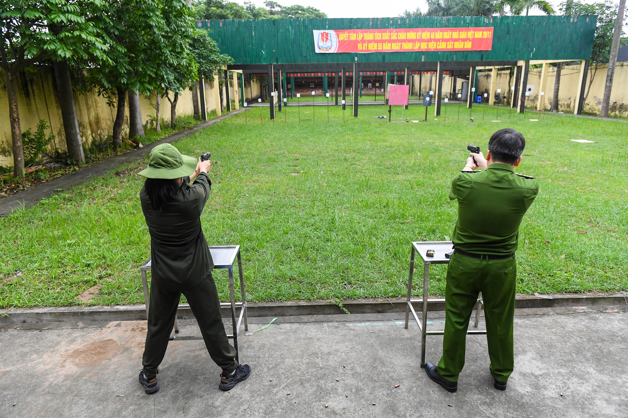 Ngôi trường có tất cả sinh viên biết bắn súng, bơi vũ trang, lái xe ô tô   - Ảnh 6.