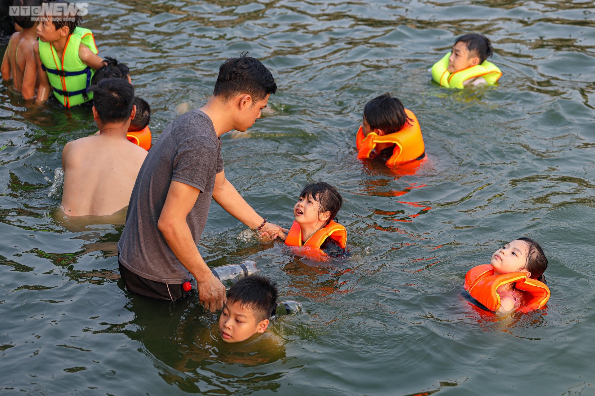 Trời nắng, phụ huynh đưa con nhỏ ra bơi ở ao làng - Ảnh 5.
