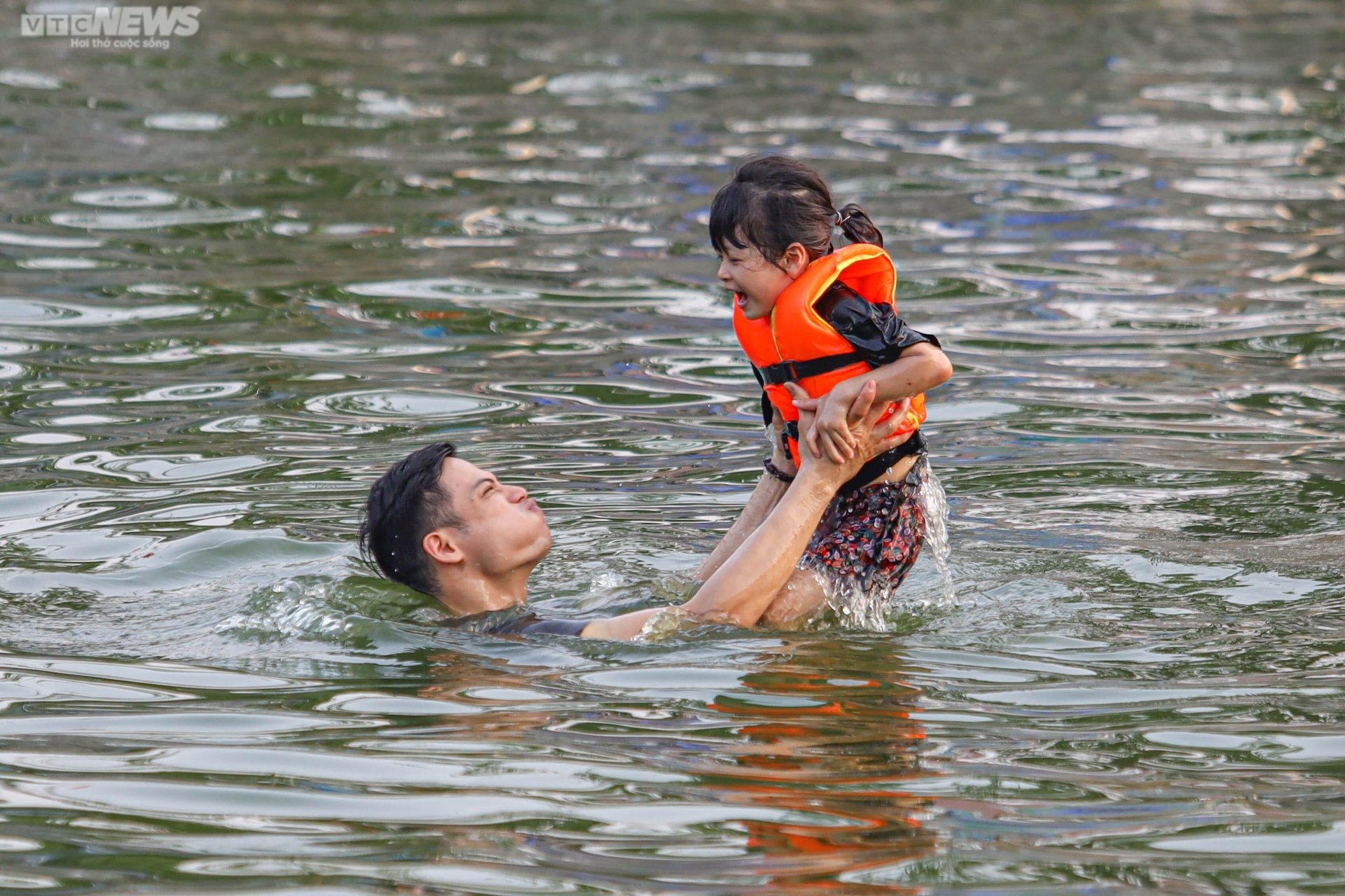 Trời nắng, phụ huynh đưa con nhỏ ra bơi ở ao làng - Ảnh 9.