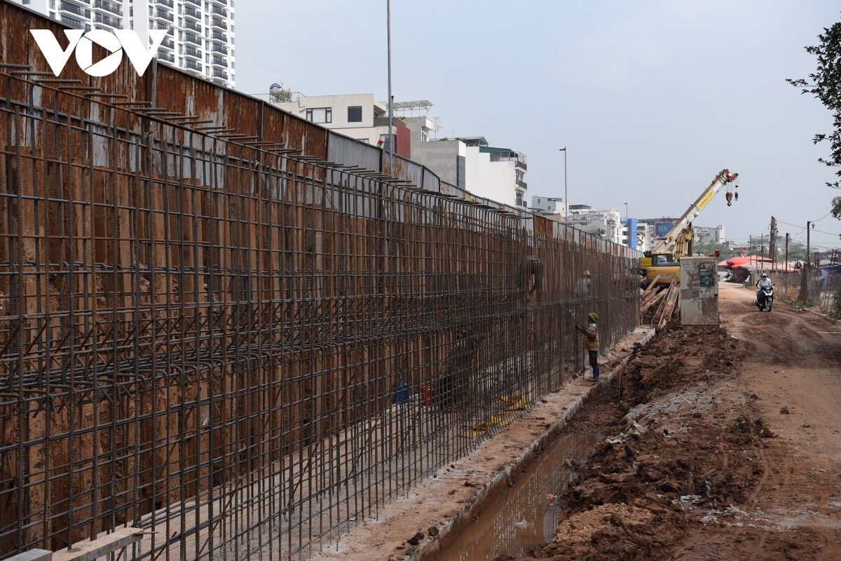 Công nhân căng mình làm việc trong nắng nóng trên công trường mở đường Âu Cơ - Ảnh 2.