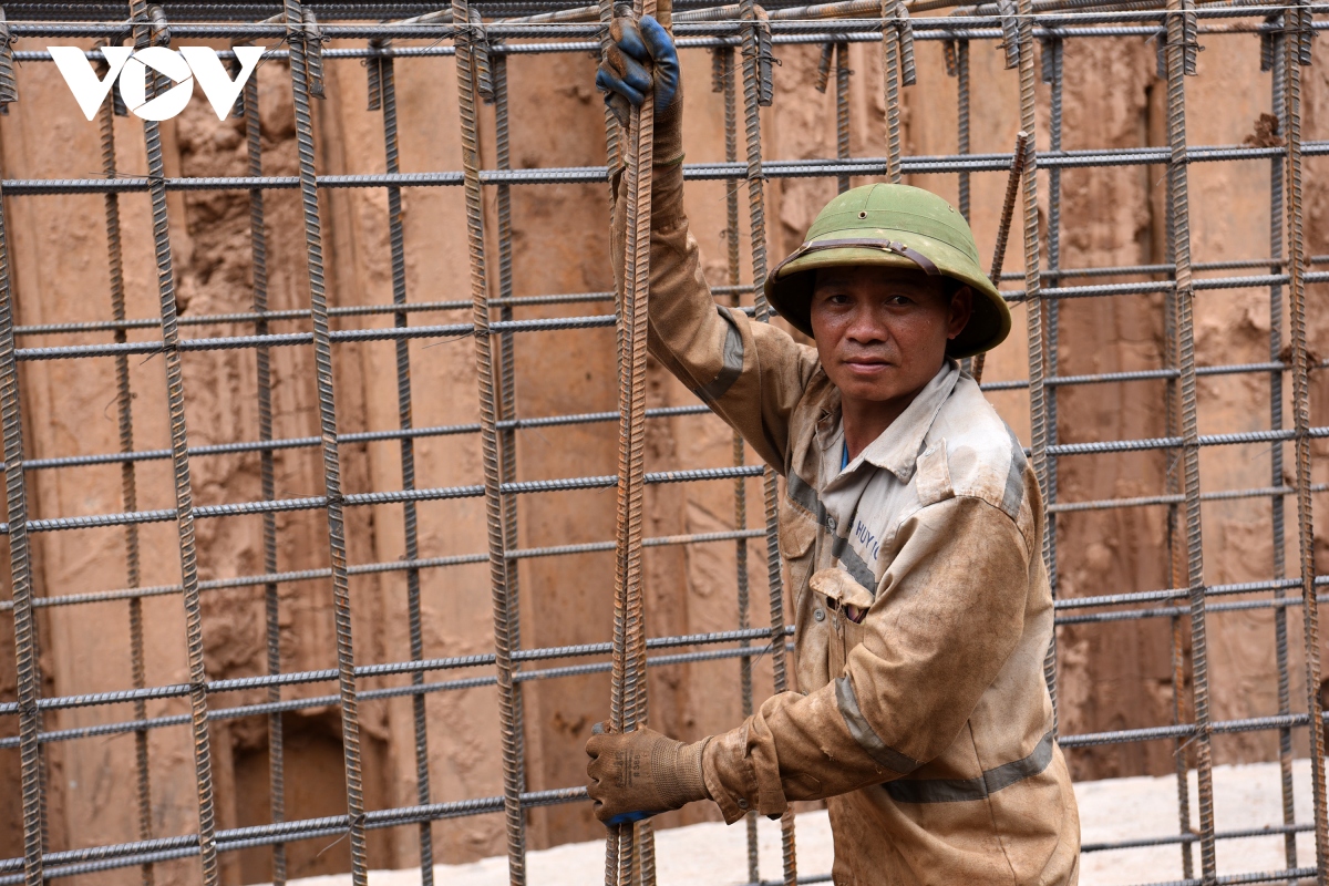 Công nhân căng mình làm việc trong nắng nóng trên công trường mở đường Âu Cơ - Ảnh 8.