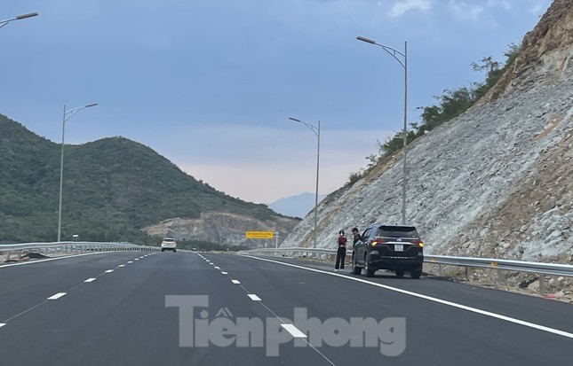 Xe máy chạy ào ào trên cao tốc Nha Trang - Cam Lâm - Ảnh 7.