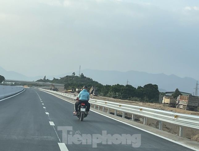 Xe máy chạy ào ào trên cao tốc Nha Trang - Cam Lâm - Ảnh 3.