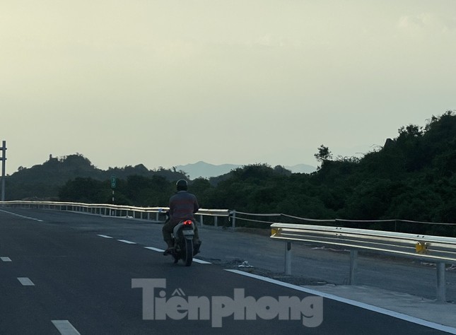 Xe máy chạy ào ào trên cao tốc Nha Trang - Cam Lâm - Ảnh 2.