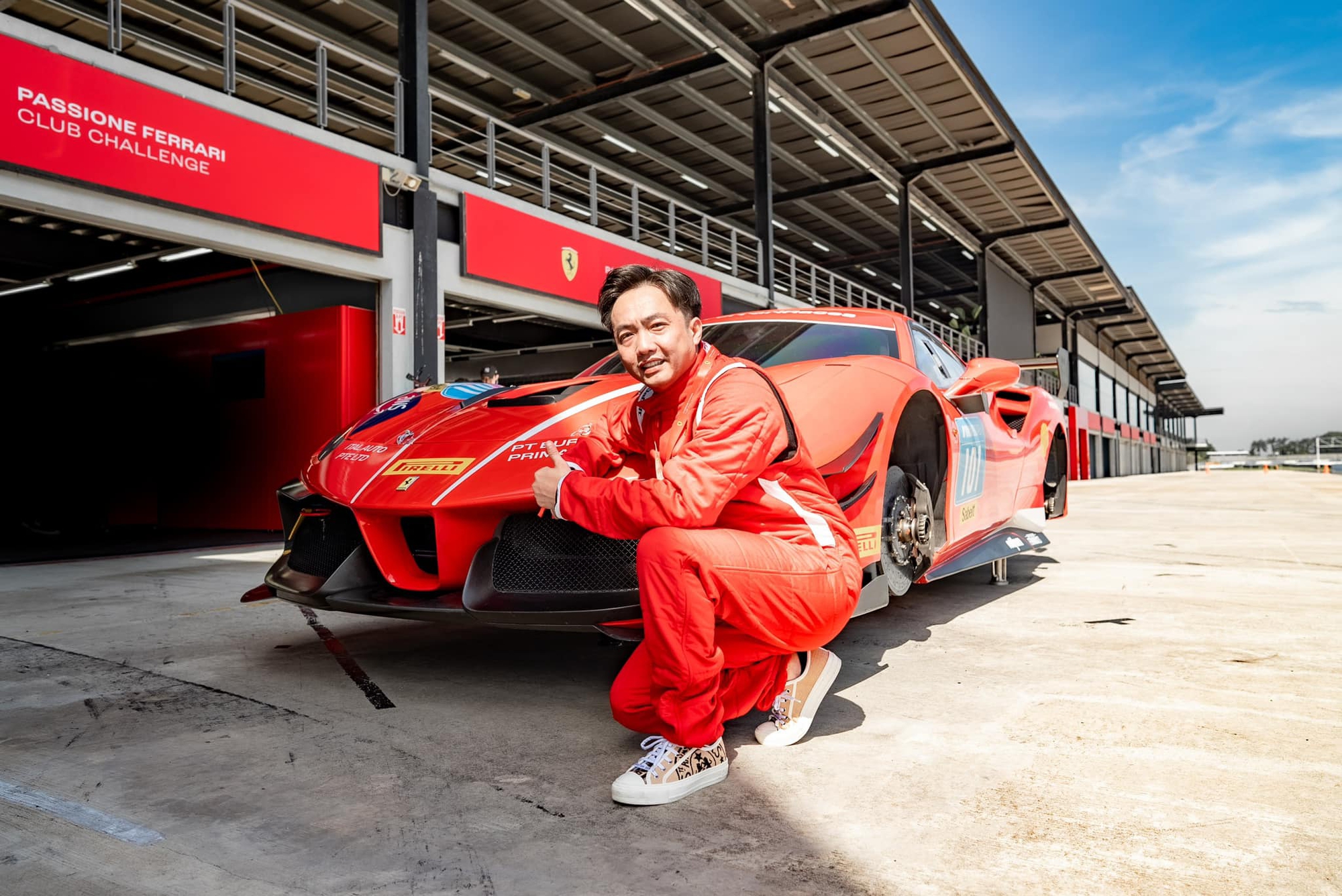 Doanh nhân Nguyễn Quốc Cường cầm lái Ferrari 488 Challenge tại trường đua F1 Sepang: Trở thành người Việt Nam đầu tiên tham dự Ferrari Challenge 2023 - Ảnh 1.