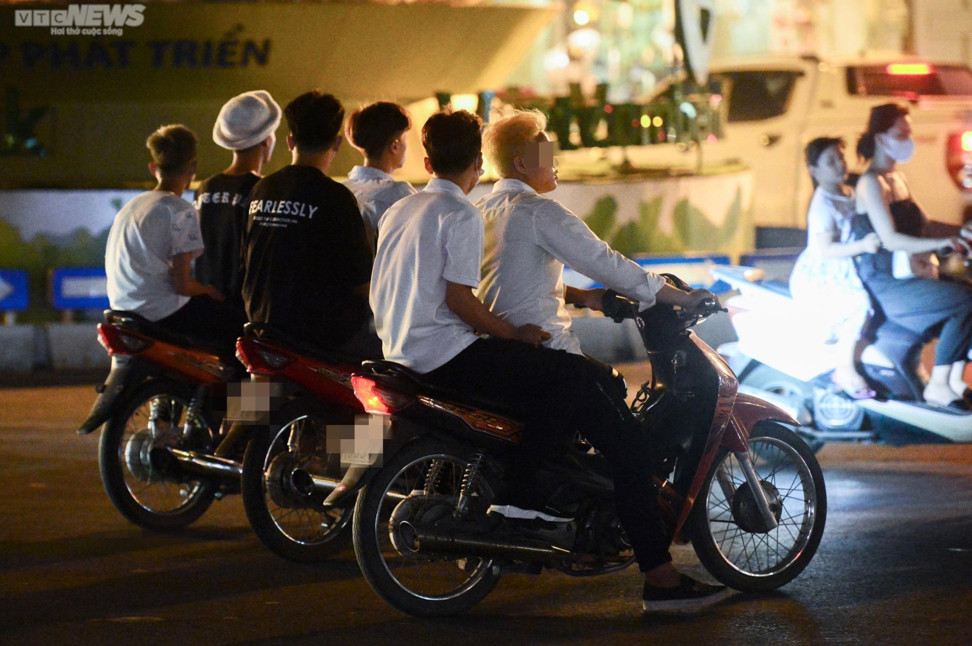 Cảnh sát hóa trang vây bắt 'quái xế' đua xe, nẹt pô gây náo loạn phố Hà Nội - Ảnh 3.