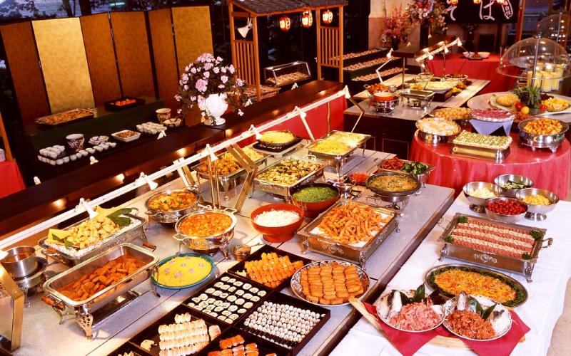 Khách mua 1 suất buffet hơn 100.000 đồng nhưng 3 người ăn, bị nhắc nhở liền phản ứng bất ngờ - Ảnh 1.