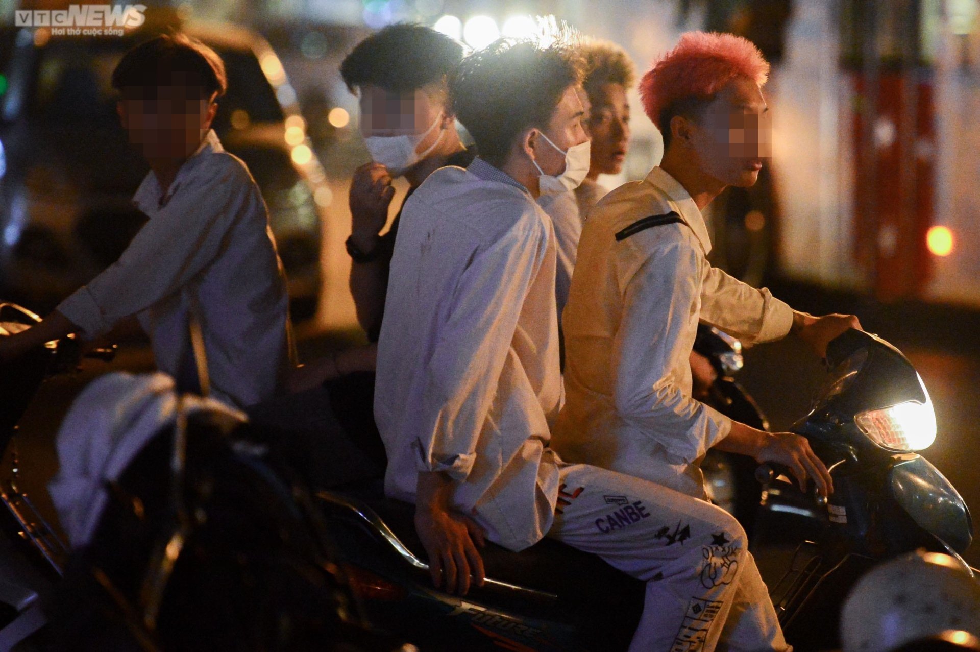 Cảnh sát hóa trang vây bắt 'quái xế' đua xe, nẹt pô gây náo loạn phố Hà Nội - Ảnh 2.