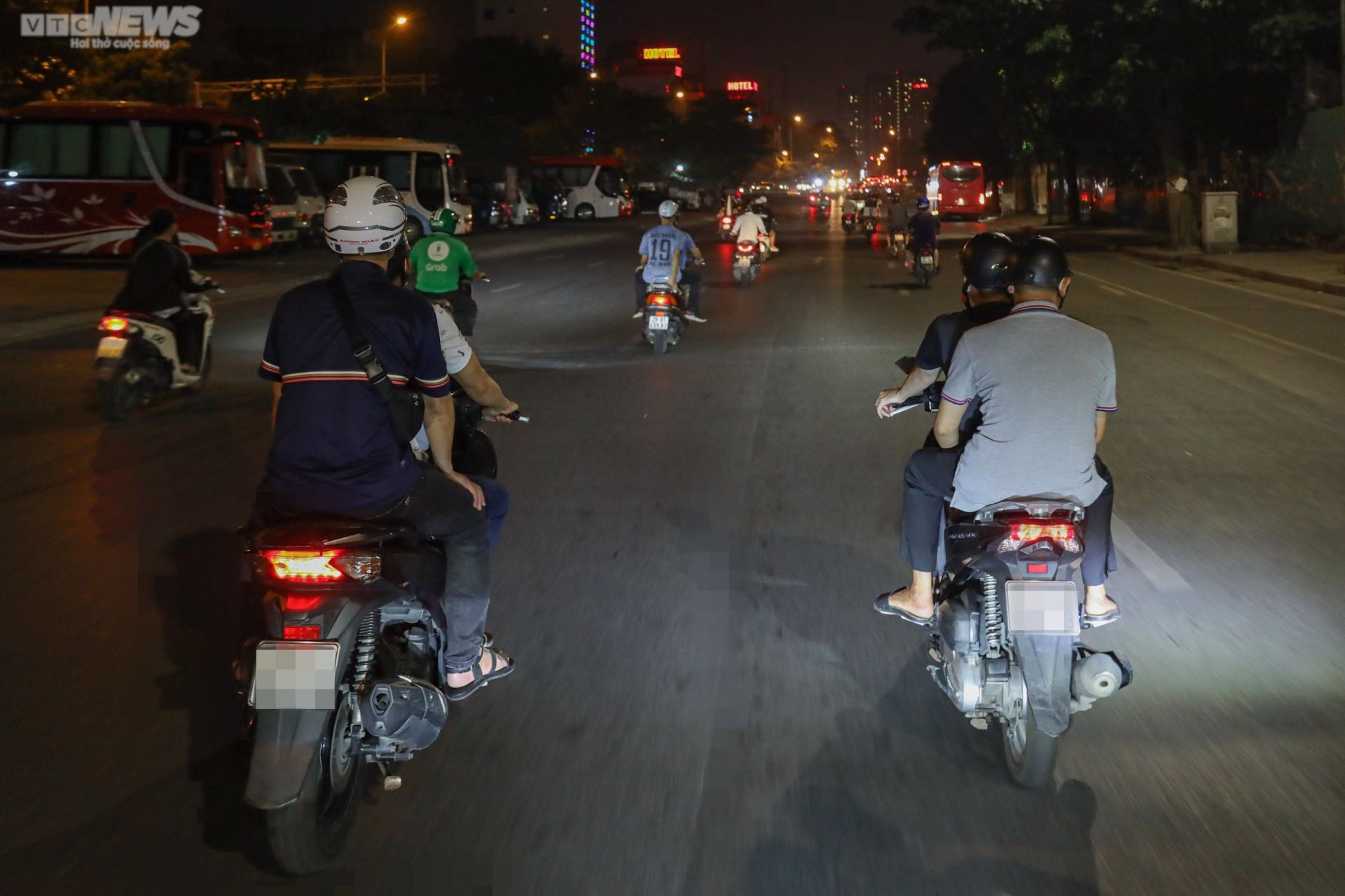 Cảnh sát hóa trang vây bắt 'quái xế' đua xe, nẹt pô gây náo loạn phố Hà Nội - Ảnh 5.