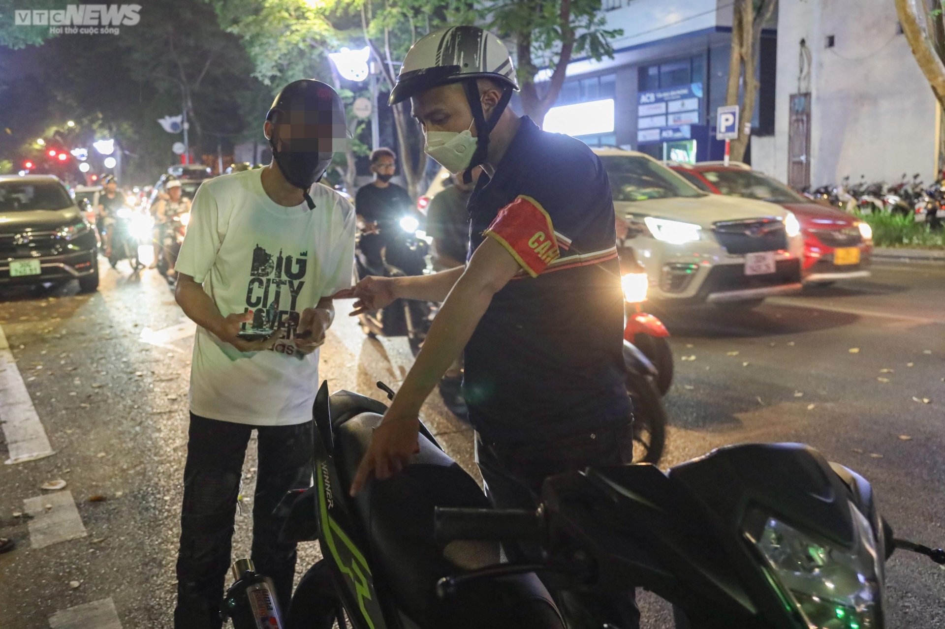 Cảnh sát hóa trang vây bắt 'quái xế' đua xe, nẹt pô gây náo loạn phố Hà Nội - Ảnh 6.