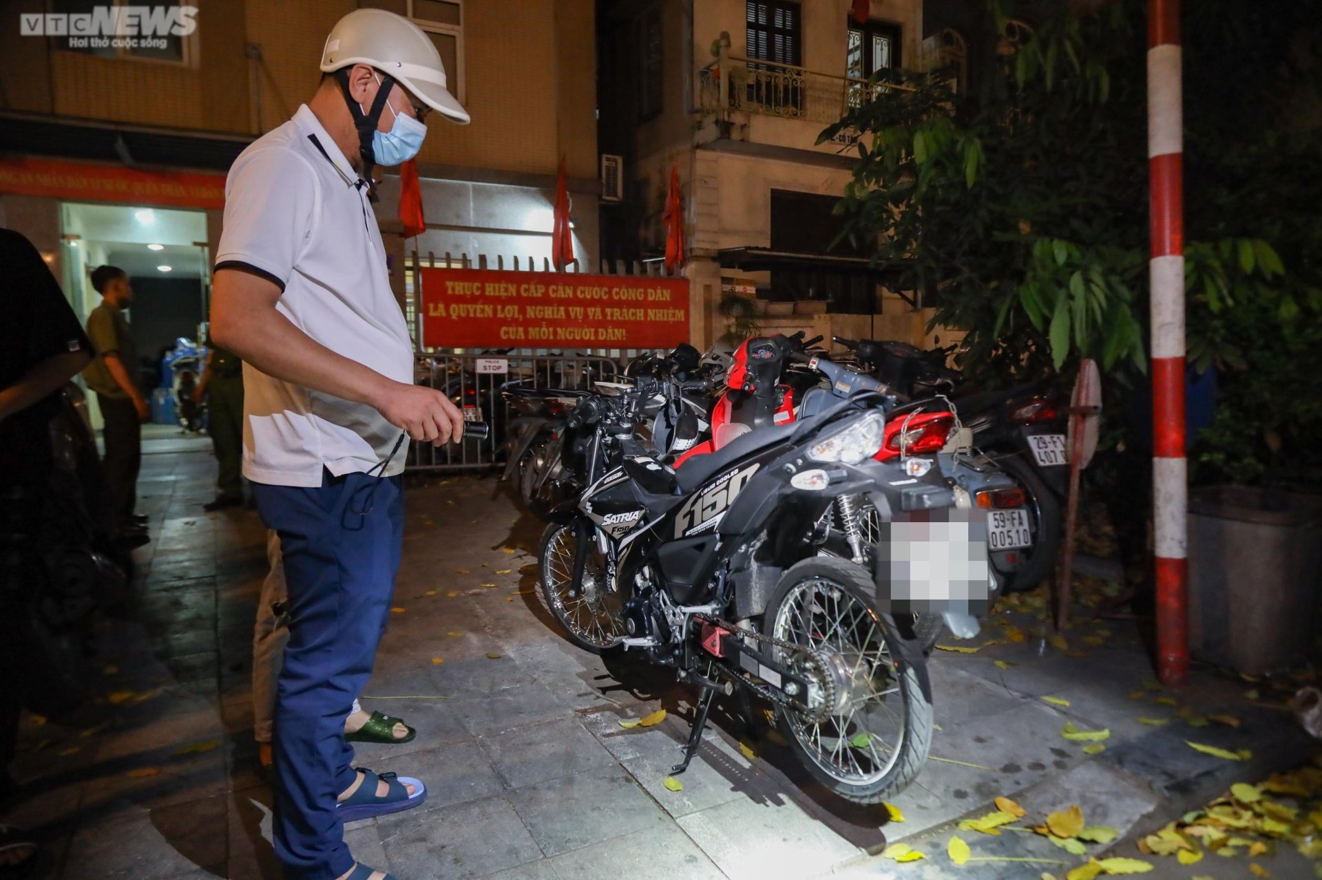 Cảnh sát hóa trang vây bắt 'quái xế' đua xe, nẹt pô gây náo loạn phố Hà Nội - Ảnh 13.