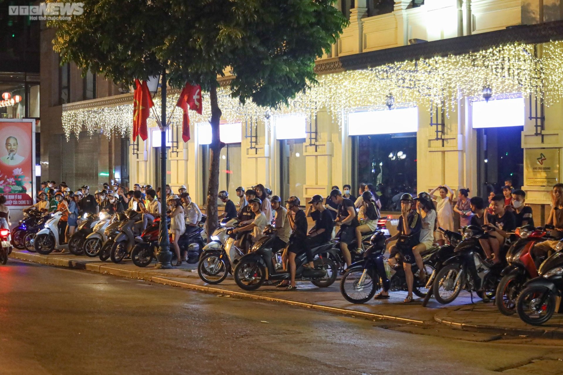 Cảnh sát hóa trang vây bắt 'quái xế' đua xe, nẹt pô gây náo loạn phố Hà Nội - Ảnh 1.