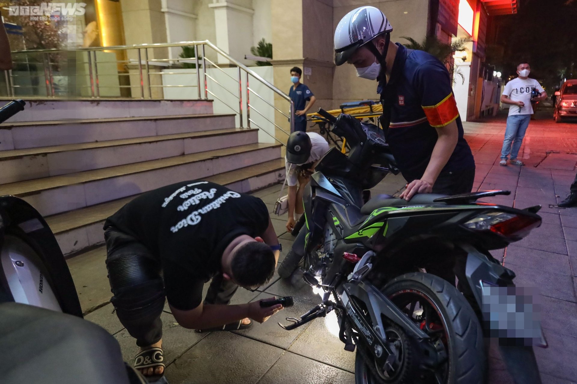 Cảnh sát hóa trang vây bắt 'quái xế' đua xe, nẹt pô gây náo loạn phố Hà Nội - Ảnh 8.