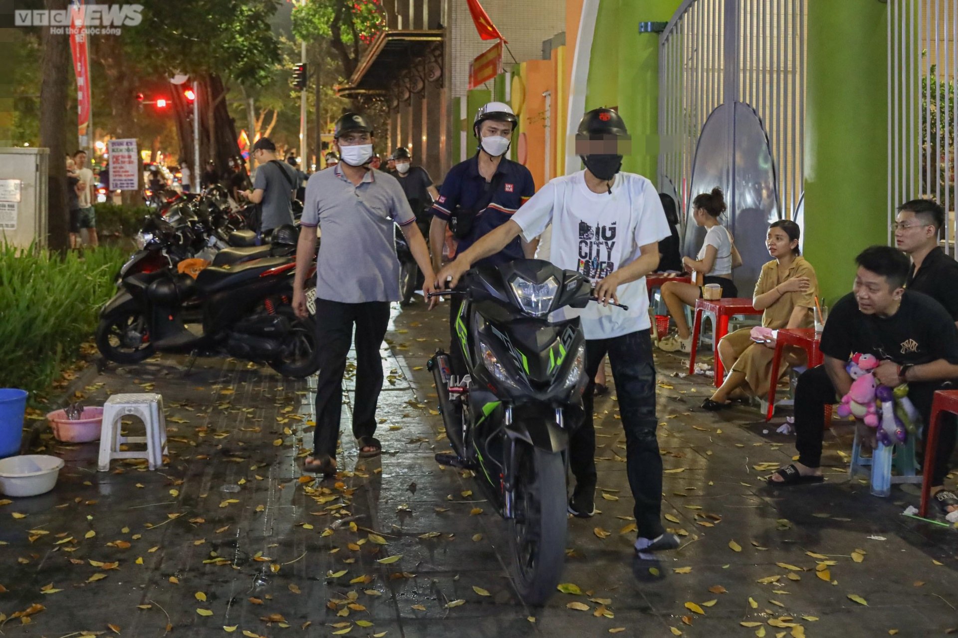 Cảnh sát hóa trang vây bắt 'quái xế' đua xe, nẹt pô gây náo loạn phố Hà Nội - Ảnh 7.