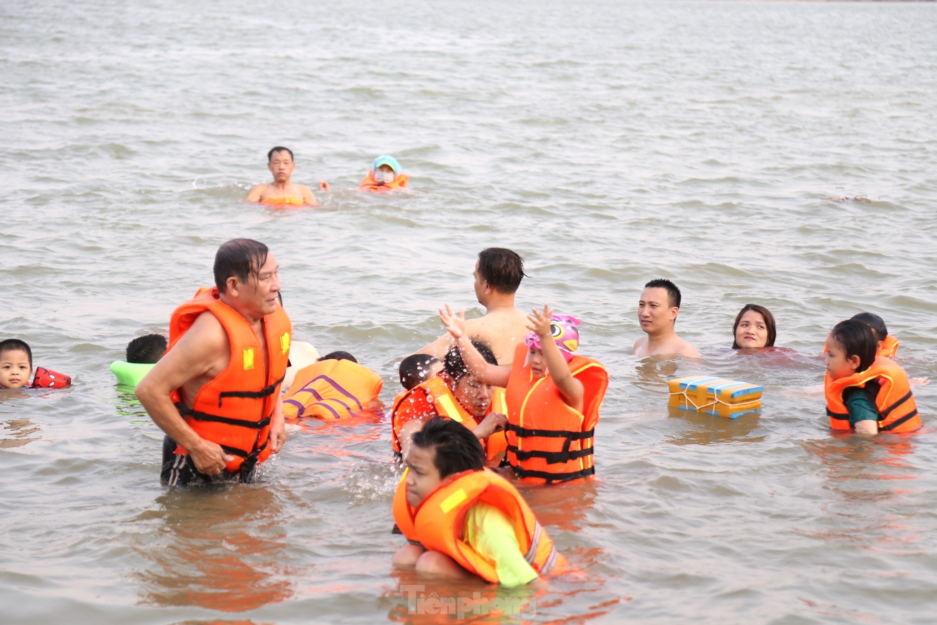 Nắng nóng 40 độ C, người dân đưa con ra sông Lam tắm 'giải nhiệt' - Ảnh 4.
