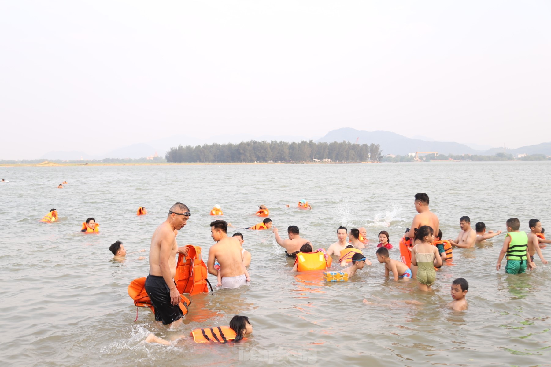 Nắng nóng 40 độ C, người dân đưa con ra sông Lam tắm 'giải nhiệt' - Ảnh 1.
