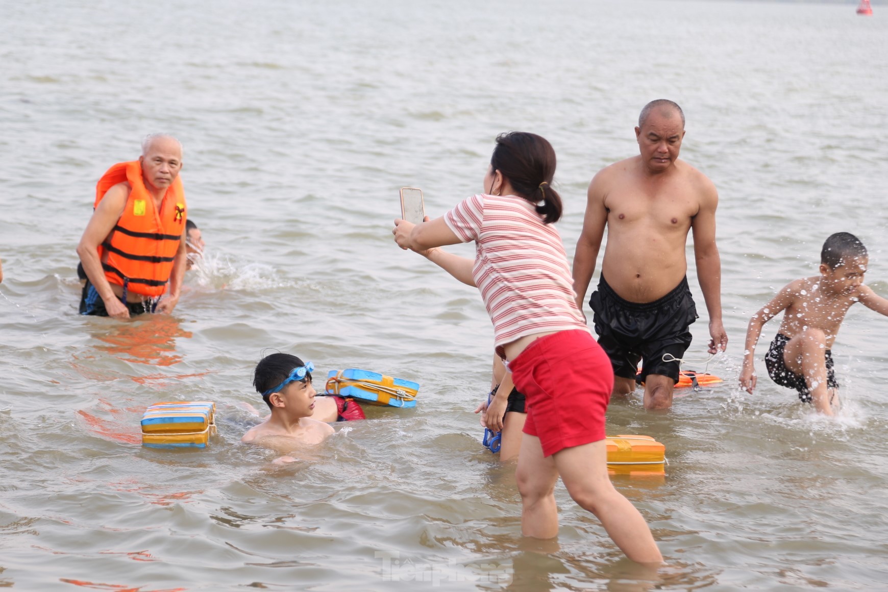 Nắng nóng 40 độ C, người dân đưa con ra sông Lam tắm 'giải nhiệt' - Ảnh 8.