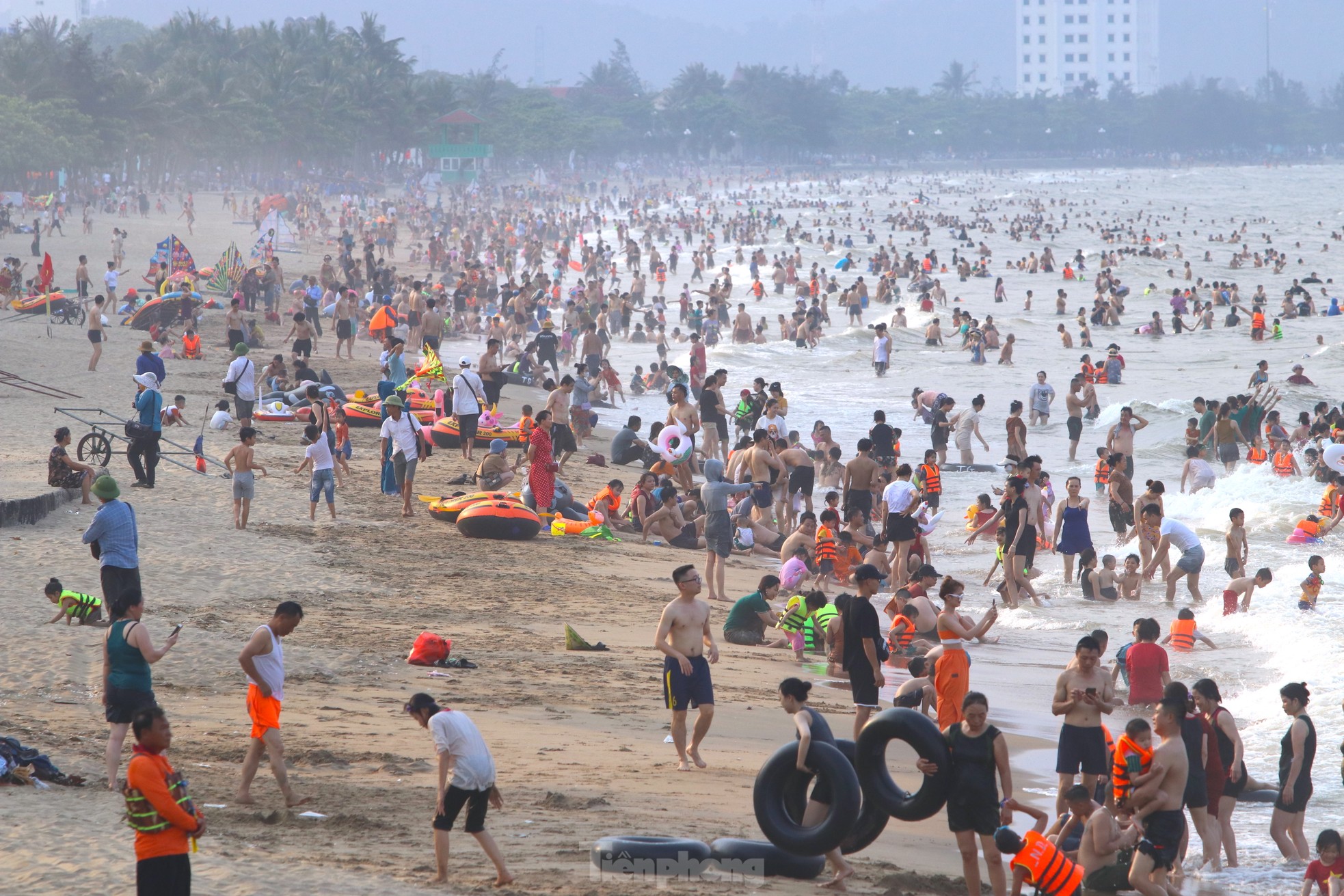 Nắng nóng khốc liệt, hàng vạn người đổ về biển Cửa Lò - Ảnh 19.