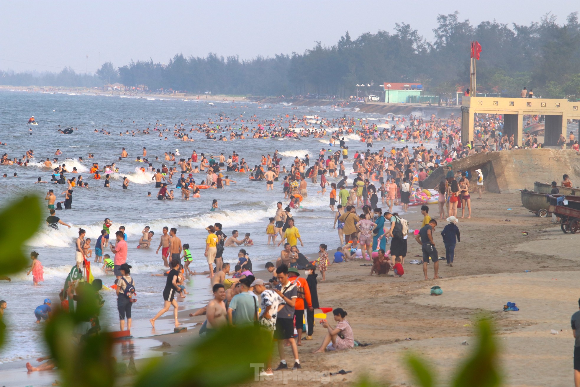 Nắng nóng khốc liệt, hàng vạn người đổ về biển Cửa Lò - Ảnh 20.