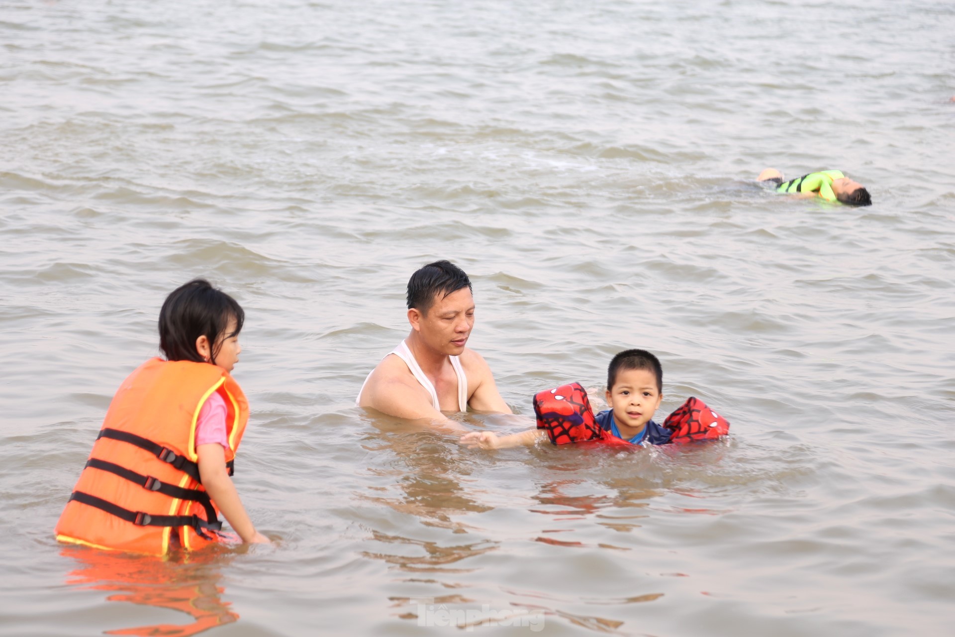 Nắng nóng 40 độ C, người dân đưa con ra sông Lam tắm 'giải nhiệt' - Ảnh 6.