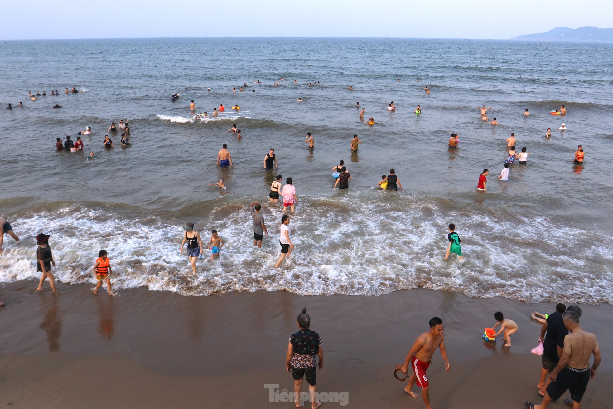 Nắng nóng khốc liệt, hàng vạn người đổ về biển Cửa Lò - Ảnh 16.