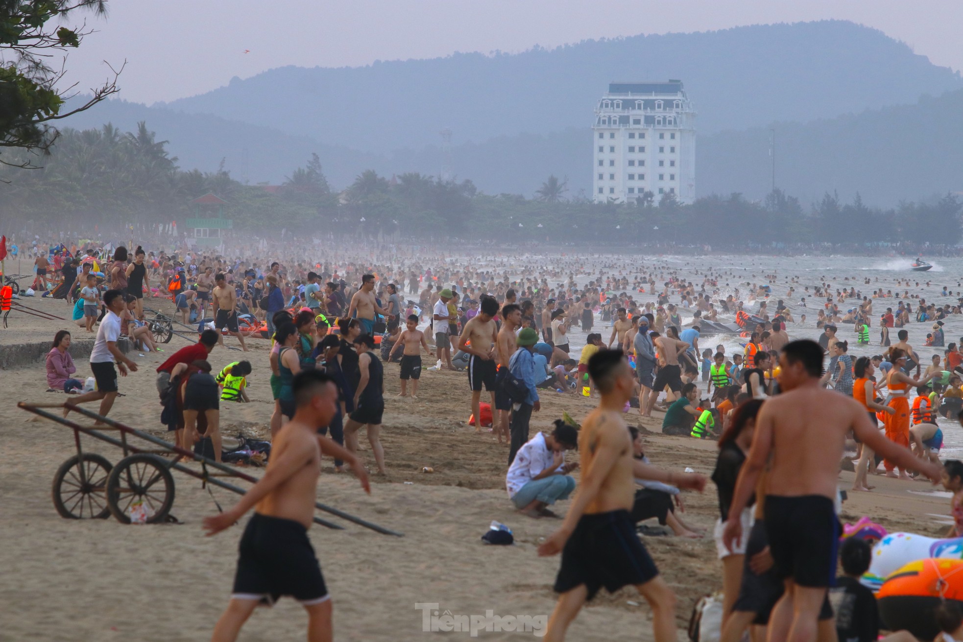 Nắng nóng khốc liệt, hàng vạn người đổ về biển Cửa Lò - Ảnh 3.