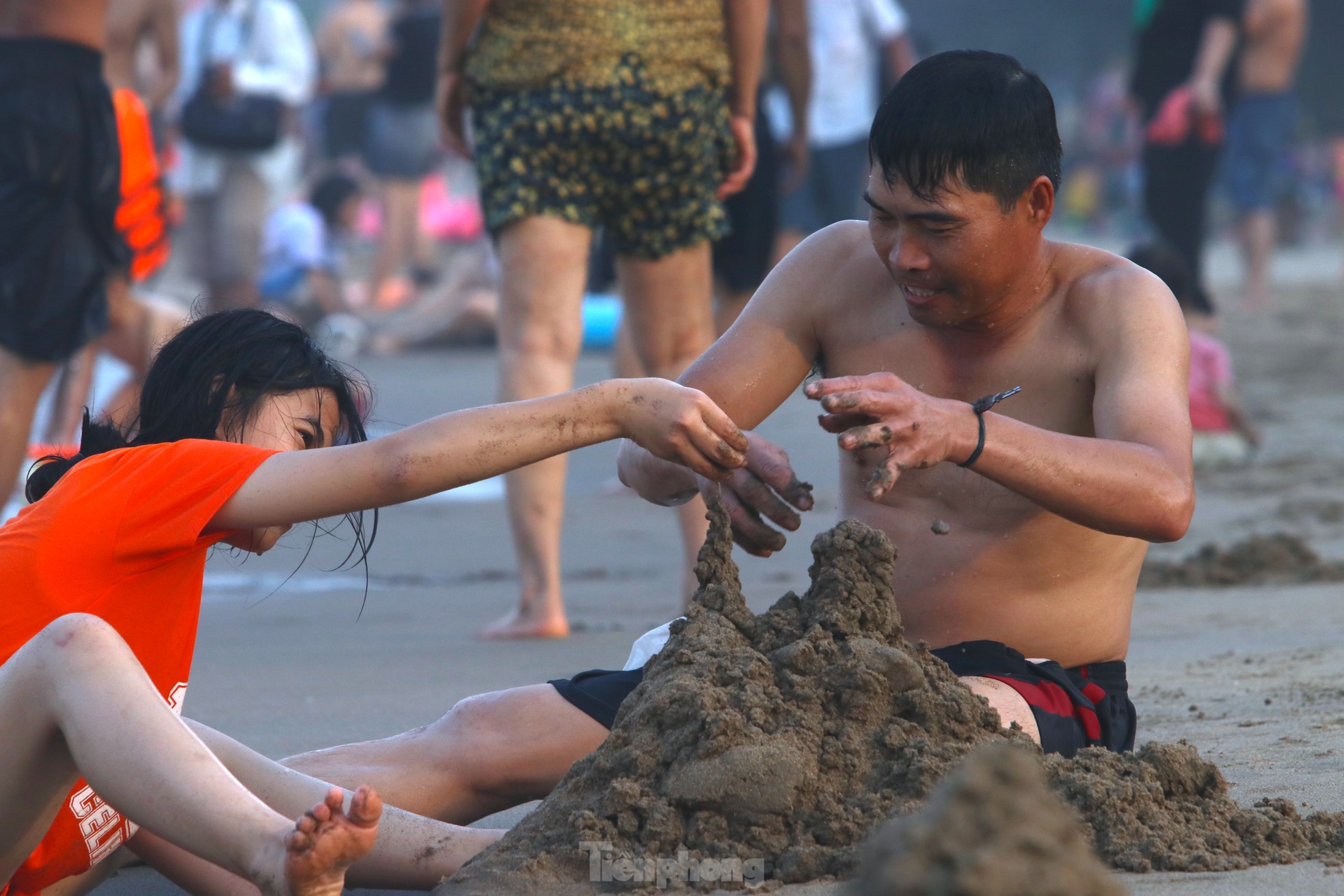 Nắng nóng khốc liệt, hàng vạn người đổ về biển Cửa Lò - Ảnh 8.