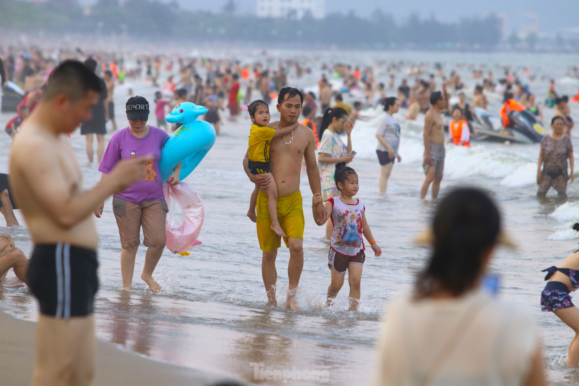 Nắng nóng khốc liệt, hàng vạn người đổ về biển Cửa Lò - Ảnh 4.